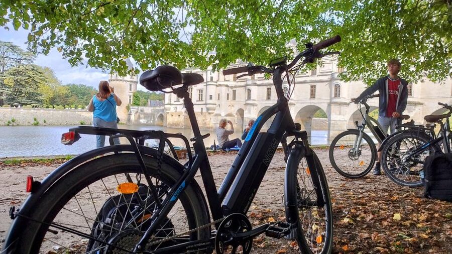 Chenonceau: E-Bike Guided Tour & Gourmet Picnic Lunch - Bourré, its caves, and the old town of Montrichard