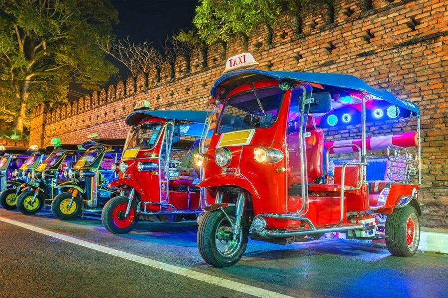Chiang Mai: Temples and Street Food Night Tour by Tuk Tuk - Practical ways to get more from the two hours