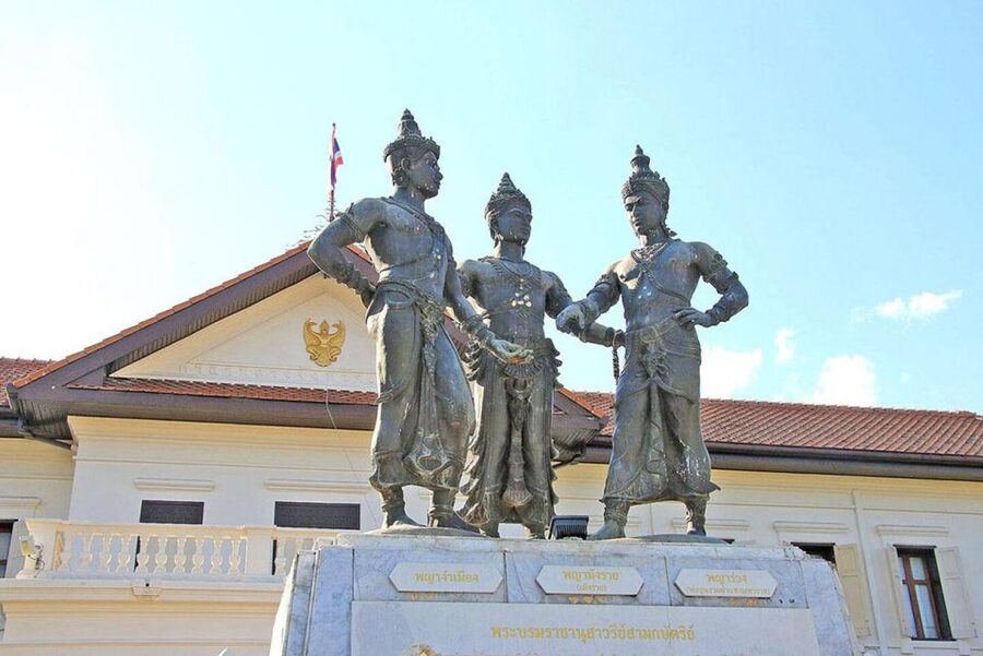 Chiang Mai: Temples and Street Food Night Tour by Tuk Tuk - A short night tour with a lot packed in