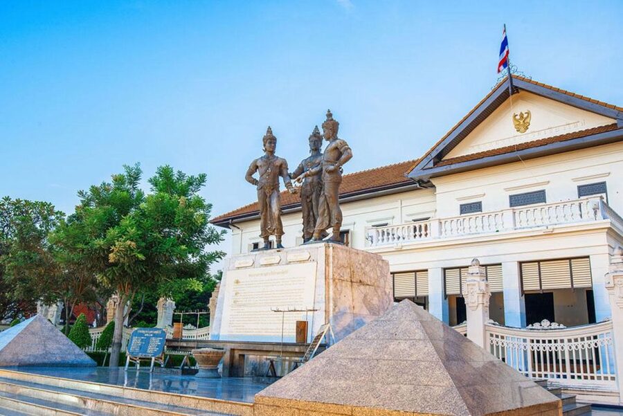 Chiang Mai: Temples and Street Food Night Tour by Tuk Tuk - Mueang Mai and Warorot markets