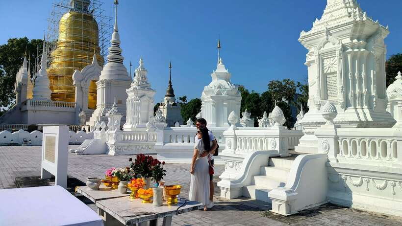 Chiang Mai: Tuk-Tuk Evening Tour with Temples & Street Foods - Key points at a glance