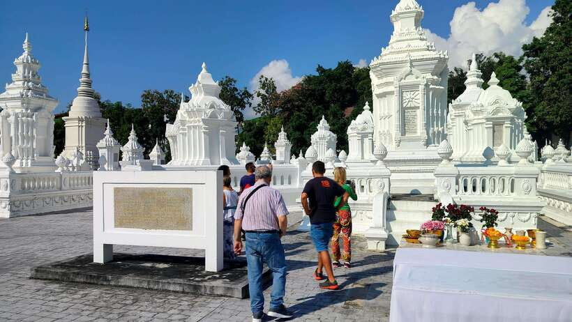 Chiang Mai: Tuk-Tuk Evening Tour with Temples & Street Foods - Warorot Market and Ton Lam Yai after dark