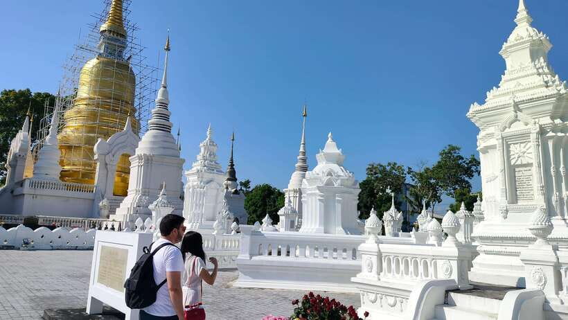 Chiang Mai: Tuk-Tuk Evening Tour with Temples & Street Foods - Pickup details that can save you time