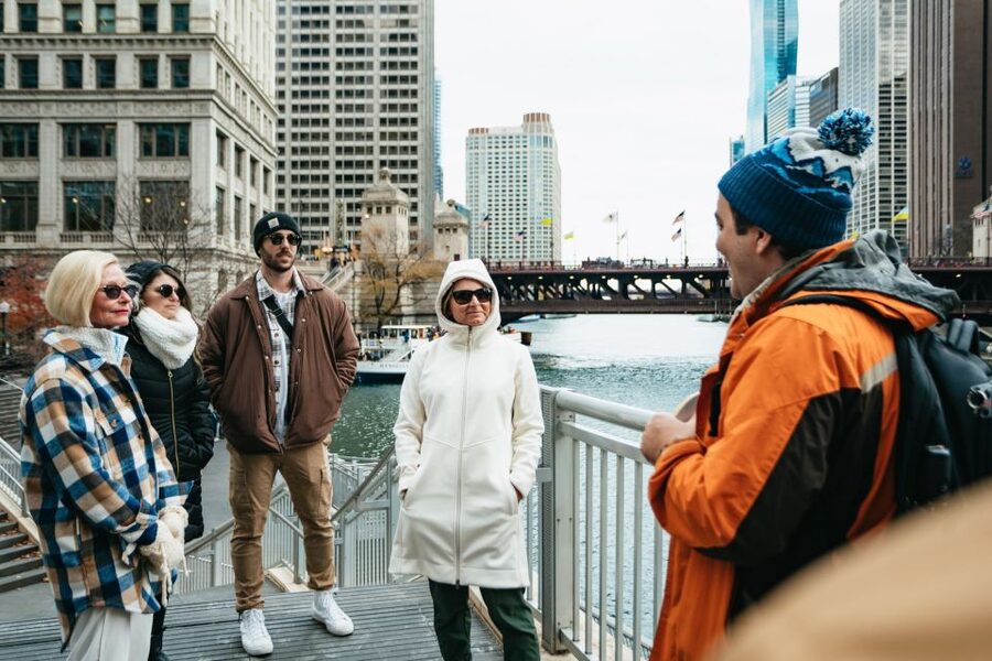 Chicago: Classic Food Walking Tour with Bike or Kayak Rental - The guides make or break the afternoon