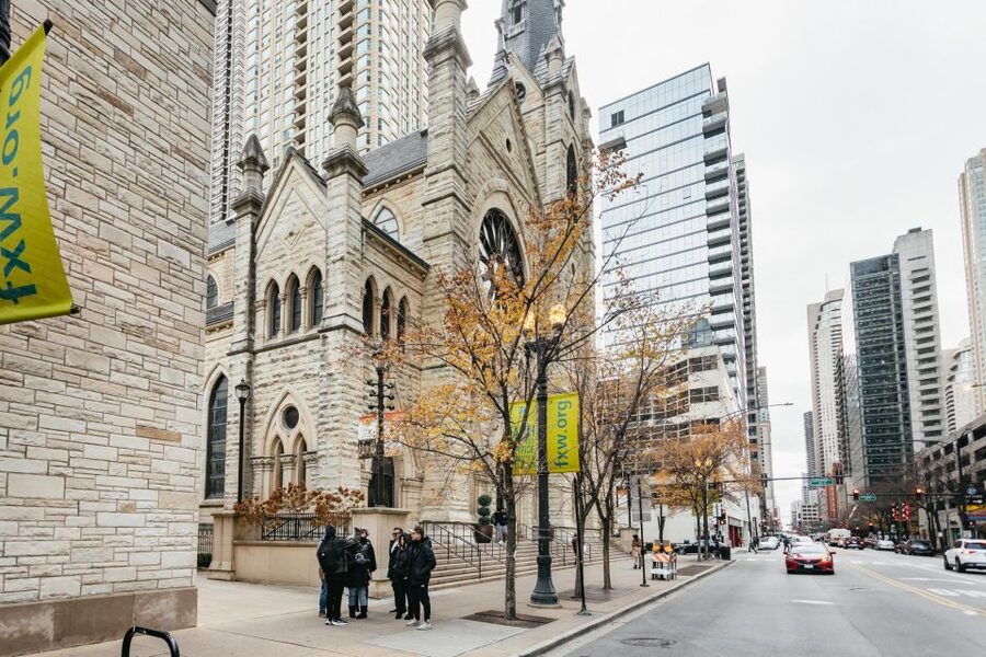 Chicago: Gangsters and Food Tasting Walking Tour - Stop one: Chicago staples with a local backstory