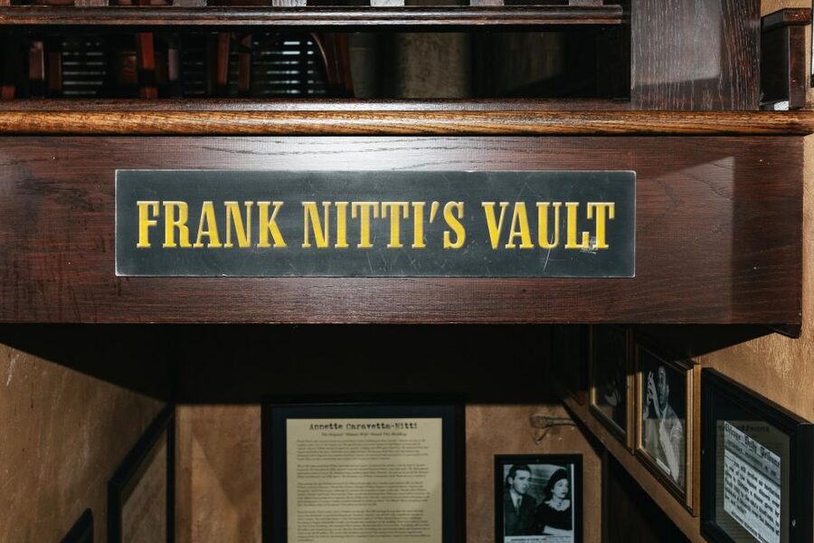 Chicago: Gangsters and Food Tasting Walking Tour - Harry Caray’s and the city’s later crime story