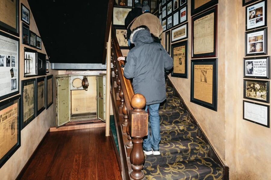 Chicago: Gangsters and Food Tasting Walking Tour - The guides are a major part of the value