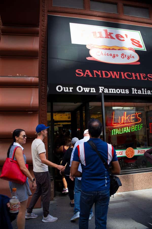 Chicago: The Ultimate Foodie Walking Tour with Tasty Stops - The Chicago-style hot dog debate