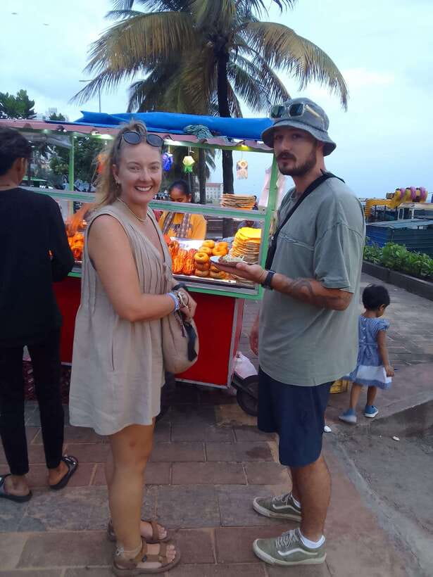 Colombo Local Food Tour by Tuk Tuk – All Inclusive - Starting with tea and Colombo street snacks