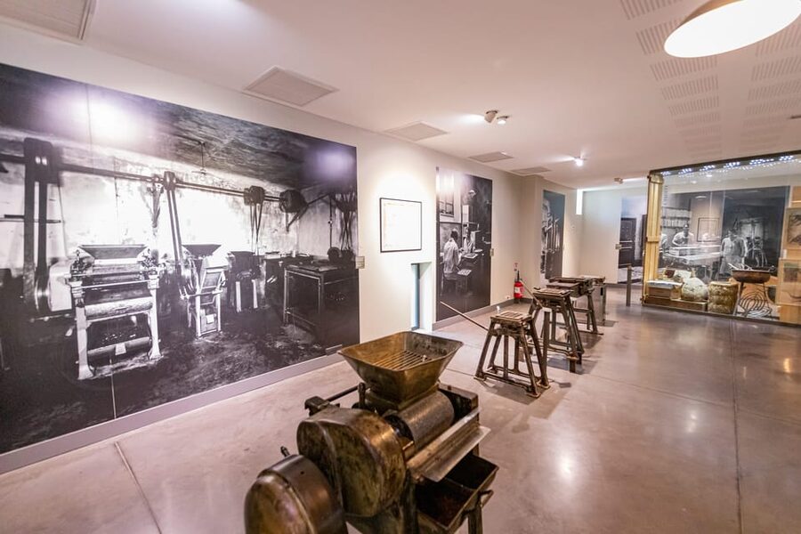 Confiserie du Roy René: gourmet guided tour of the calisson museum - The first taste: a useful introduction to Provence