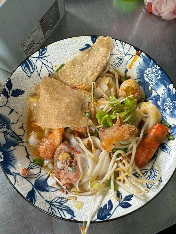 Da Nang City Street Food Private Tour With Local Students - Sandwiches, seafood, snails, and sweet snacks