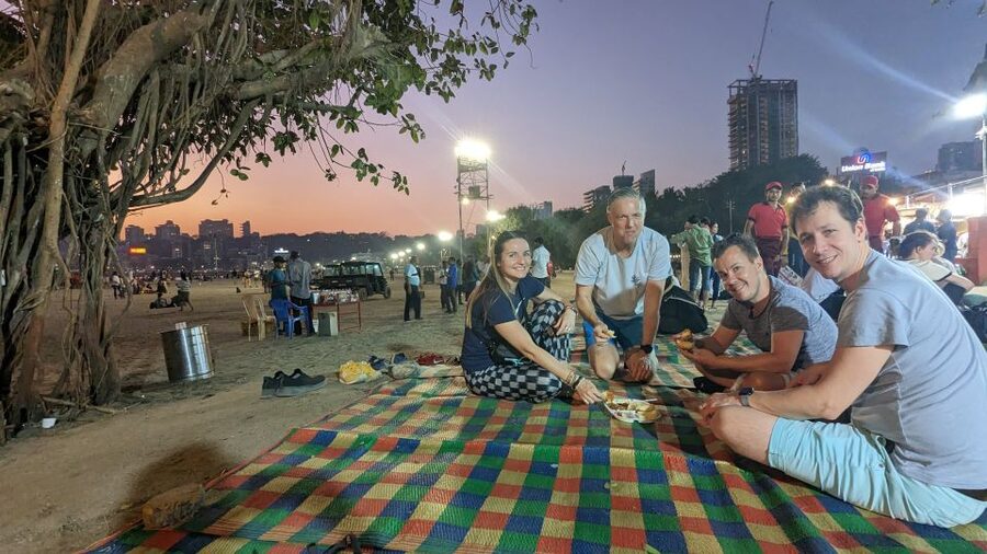 Discover Mumbai's street & beach with Vegetarian food tour - Pav bhaji and the working history behind it