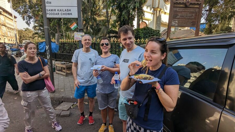 Discover Mumbai's street & beach with Vegetarian food tour - Churchgate Khau Galli: the first round of snacks