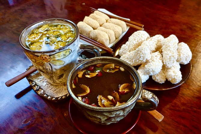 Downtown Seoul Guided Food & Market Tour with 8+ Local Tastings - Palace gates, hanok lanes, and Seoul’s royal past