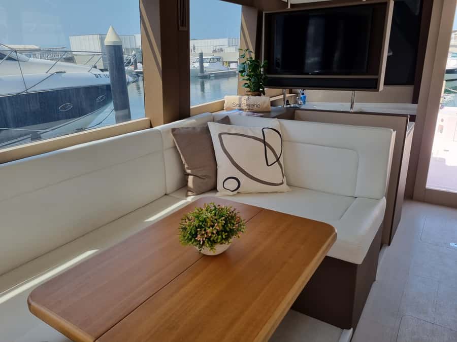 Dubai: Luxury Sightseeing Cruise with Food and Drinks - Key points to know before booking