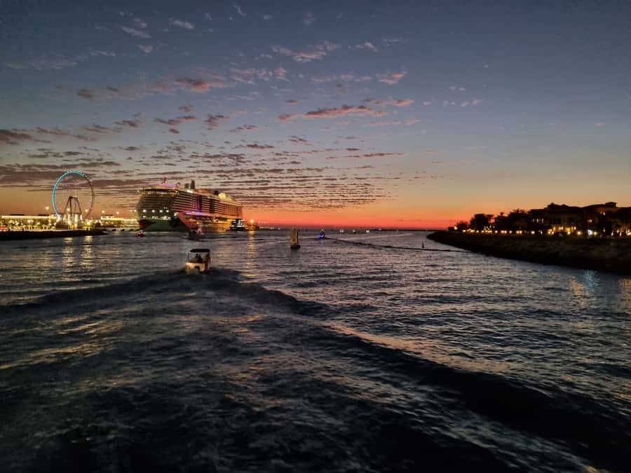 Dubai: Luxury Sightseeing Cruise with Food and Drinks - Dubai Marina opens the sightseeing