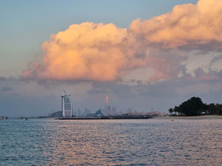 Dubai: Luxury Sightseeing Cruise with Food and Drinks - How the crew affects the experience