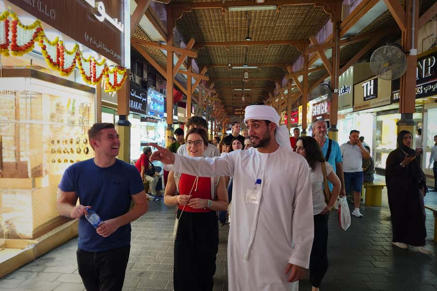 Dubai: Premium Old Town, Street Food, Souks & Boat Ride Tour - Al Souq Al Kabeer and the rhythm of the market