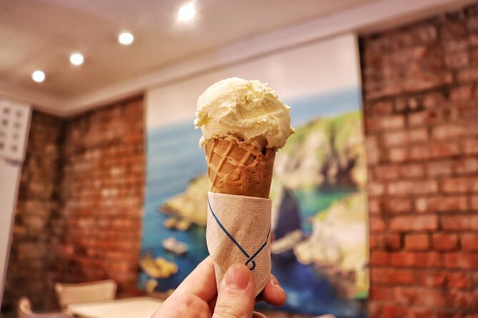 Dublin Historical Centre Food Tour with 8 Food Tastings & Drinks - A Flaggy Shore oyster in a quiet seafood venue