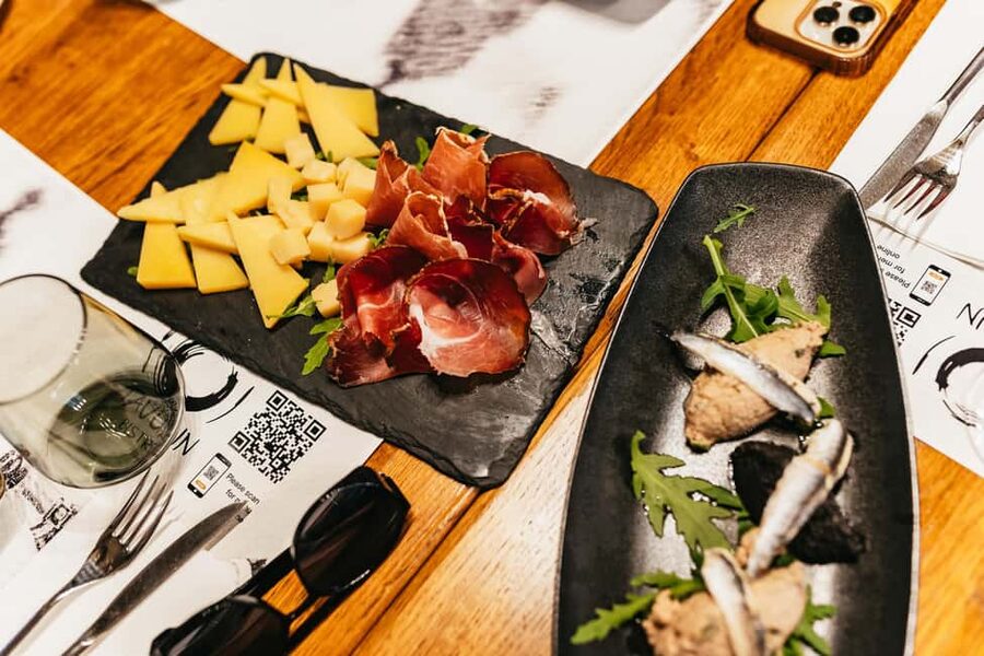 Dubrovnik: Old Town Food Tour - The guides set the tone