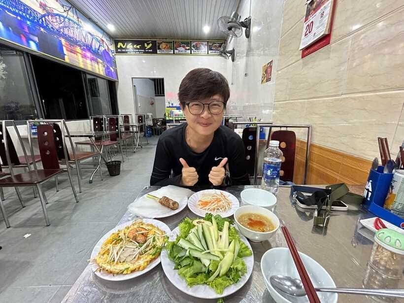 Eat like a local with a local - Walking Tour - Local restaurants instead of familiar tourist meals