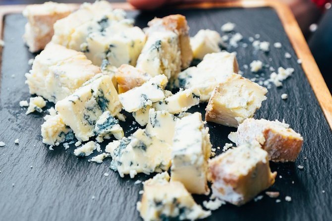 Edinburgh Cheese Crawl : Guided Food Tour - Prosecco, wine, and the social side