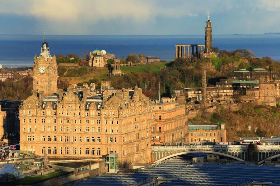 Edinburgh: Food & Drink Tasting Tour - Walking Through the Old Town Between Courses