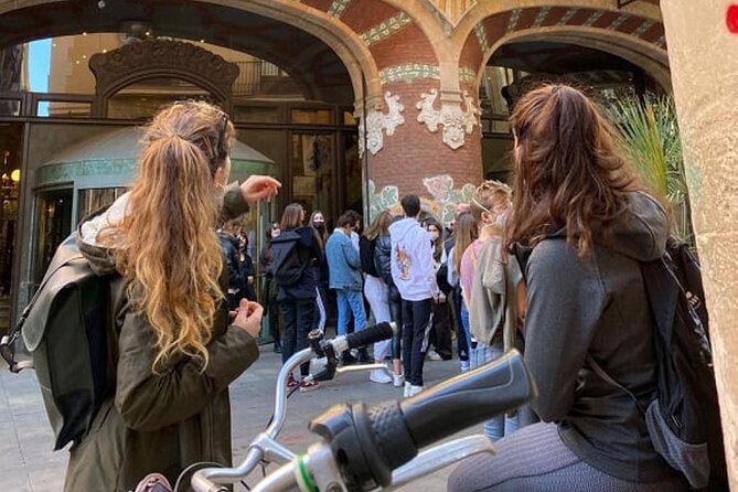 Familly friendly traditions & food tour: tailored tapas & games! - Why this private Barcelona tour works for families
