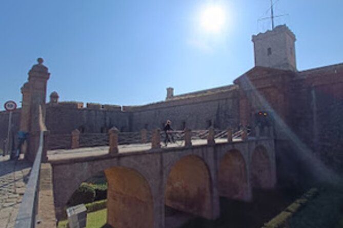 Familly friendly traditions & food tour: tailored tapas & games! - Who should book this experience