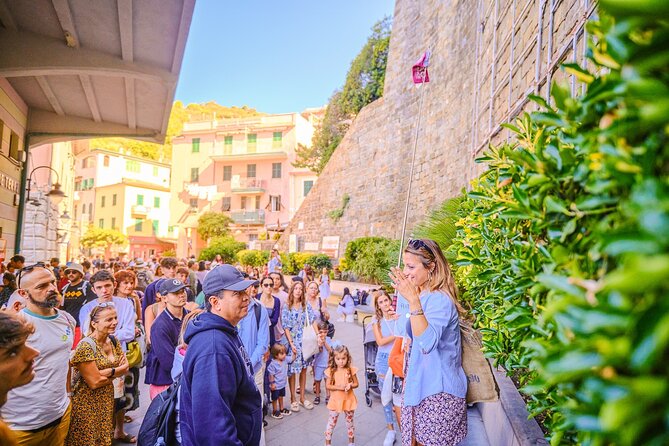 Florence: Cinque Terre Park Day Trip with Optional Street Food - What the tour leader actually does