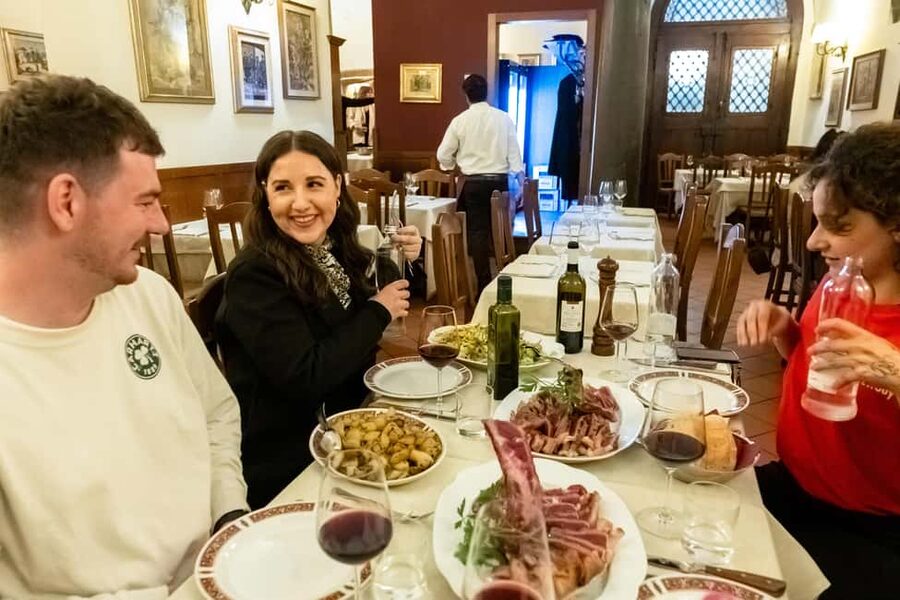 Florence: Food Walking Tour with Local Steak and Tuscan Wine - Finishing with artisan gelato