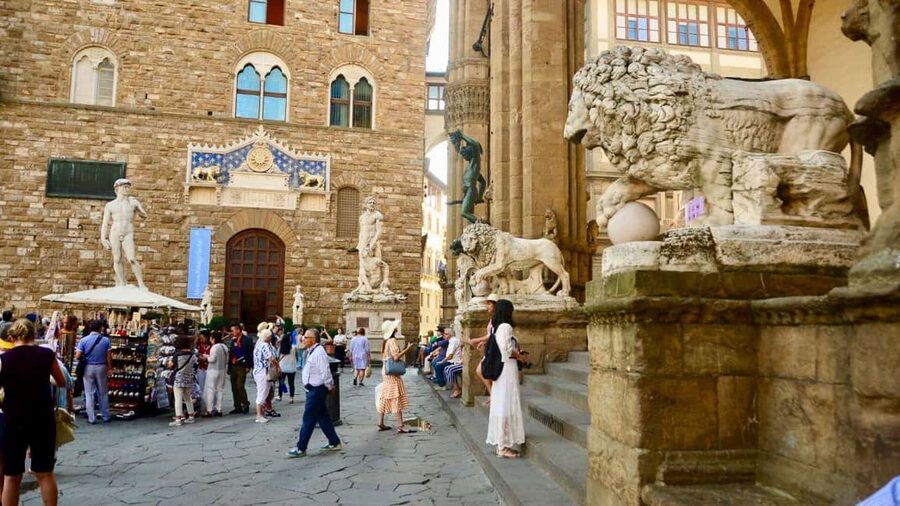 Florence Foodies Tour: Savor Tuscan Flavors & Fine Wine - Cookies, the wine window, and Vin Santo