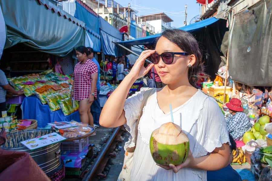 From Bangkok: Maeklong Railway and Floating Market Food Tour - Reaching Damnoen Saduak by longtail boat
