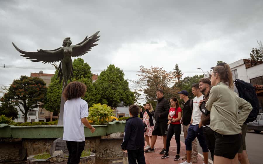 From Medellin: Guatape El Peñol with boat + gastronomic tour - Guatapé’s socalos, umbrellas, and free hour