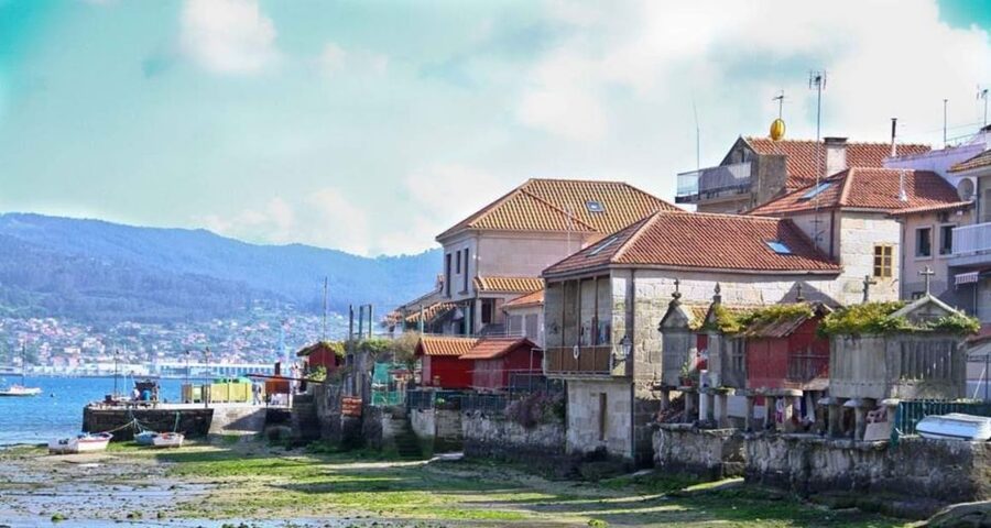 From Santiago: Rías Baixas Galicia Seafood & Wine Day Tour - Albariño country and the first tasting