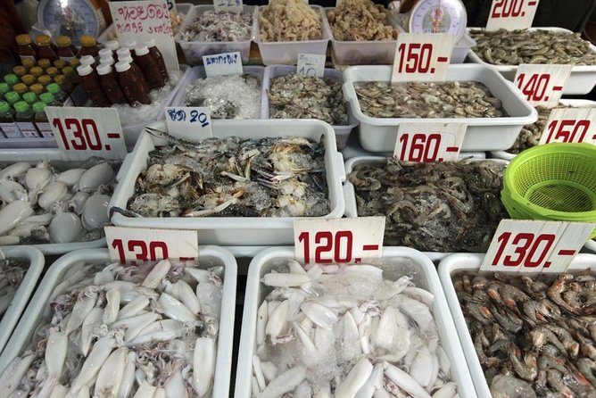 Go where the locals go, Eat what the locals eat! Food Tour with Local Foodies - Northern Thai dinner: Gaeng Hunglay, Larb Moo, and more