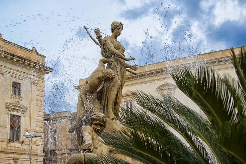 Guided tour of Ortigia with Fish Street Food at the market - The guide can make or break the walk