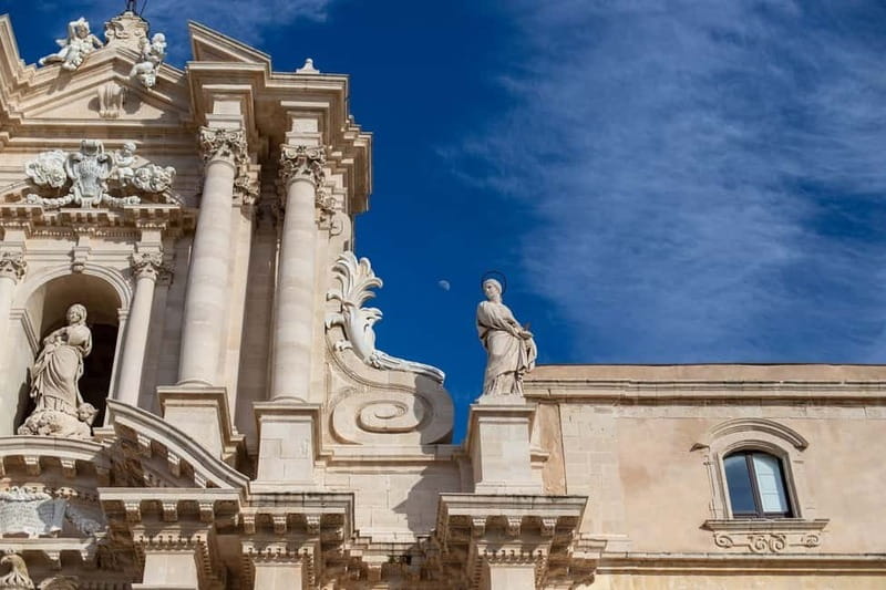 Guided tour of Ortigia with Fish Street Food at the market - Finding the guide under the pomegranate tree