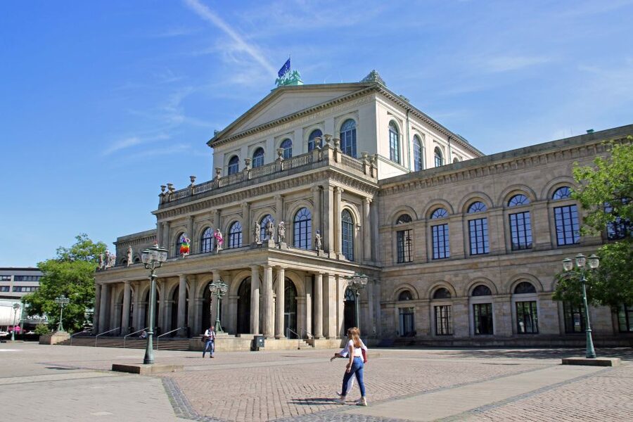 Hannover: Culinary Walking Tour Downtown + Old Town - Between the market hall and the new town hall