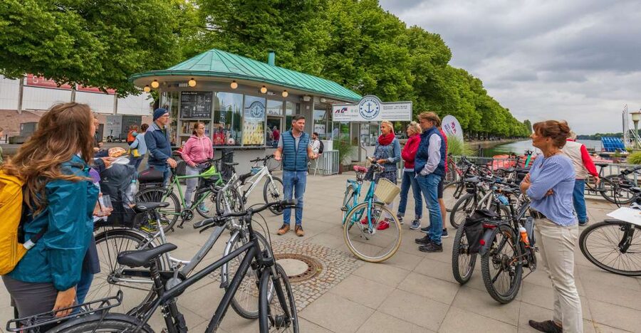 Hannover: Guided Bike Tour for Foodies with Tastings - Starting at Ernst-August-Platz
