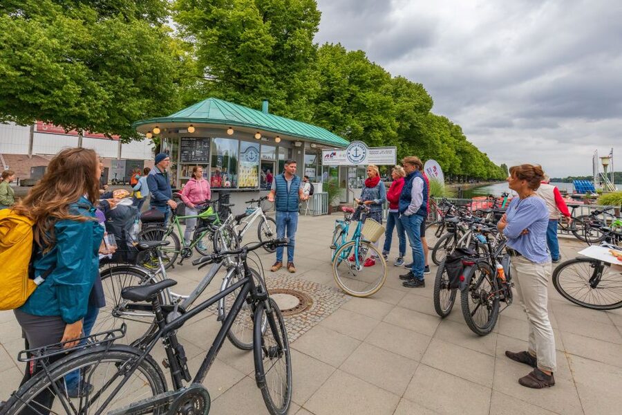 Hannover: Guided Bike Tour for Foodies with Tastings - The New Town Hall and Hannover’s Civic Face