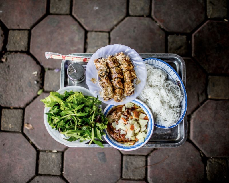 Hanoi: 7 Tastings Street Food Tour with Train Street - Why a guided food walk helps in Hanoi