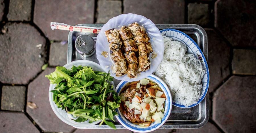 Hanoi: 7 Tastings Street Food Tour with Train Street - Hanoi Train Street as the evening’s extra attraction