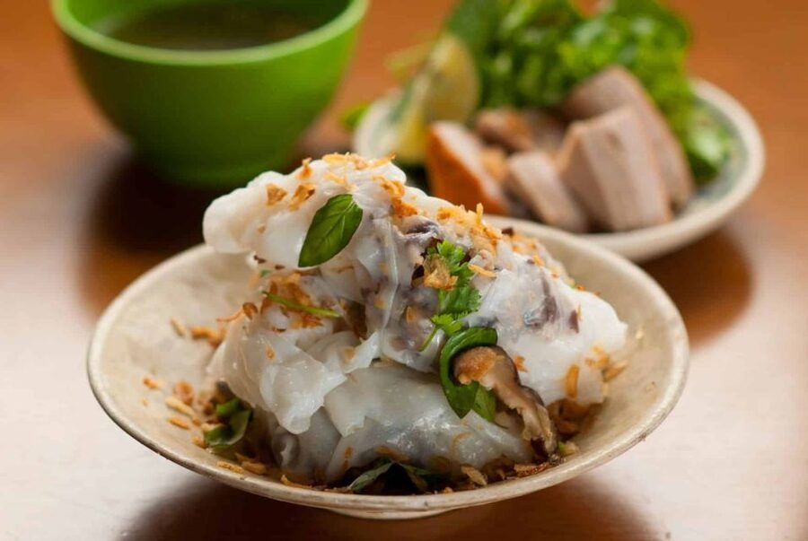 Hanoi: 7 Tastings Street Food Tour with Train Street - What the guides add to the experience