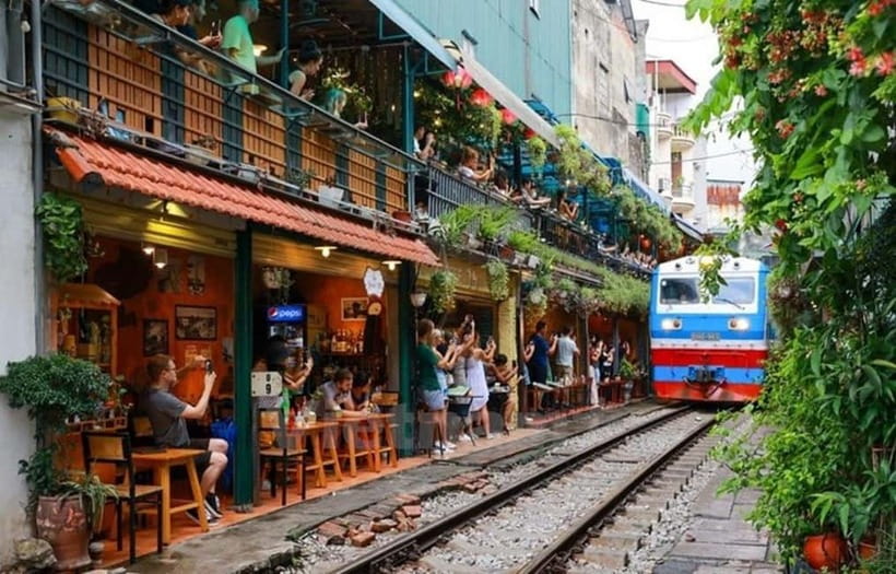 Hanoi: Eat Like a Local Small Group Street Food Tour - Seven or more dishes, with plenty of variety