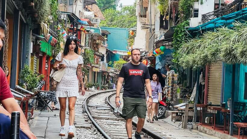 Hanoi: Guided Food Tour with Train Street Visit - The guides add food lessons and city context