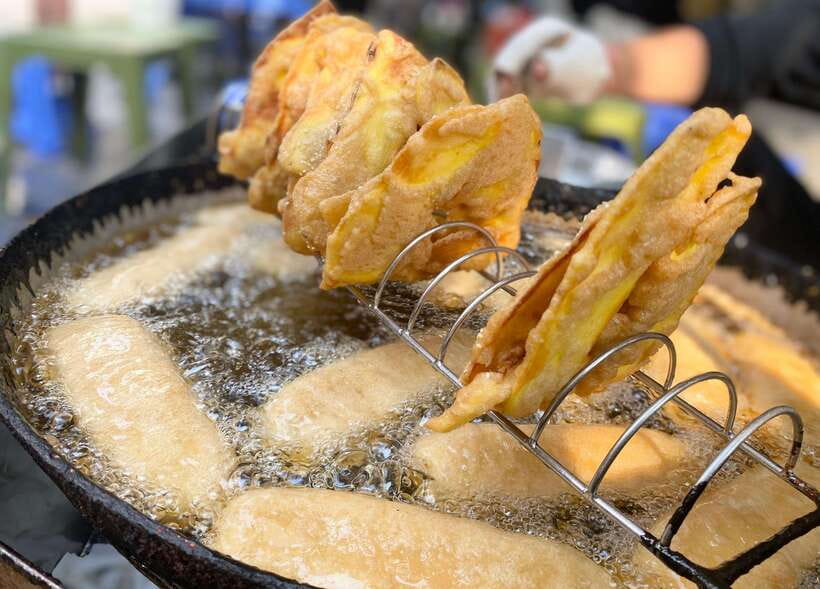 Hanoi: Guided Street Food Tour with Train Street Experience - What the guides add to the evening