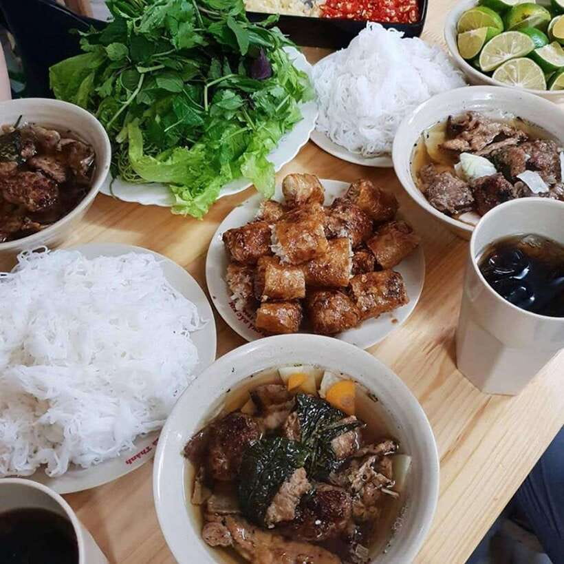 Hanoi: Michelin Guide Street Food Walking Tour - Stop one: dry chicken pho after 30 years