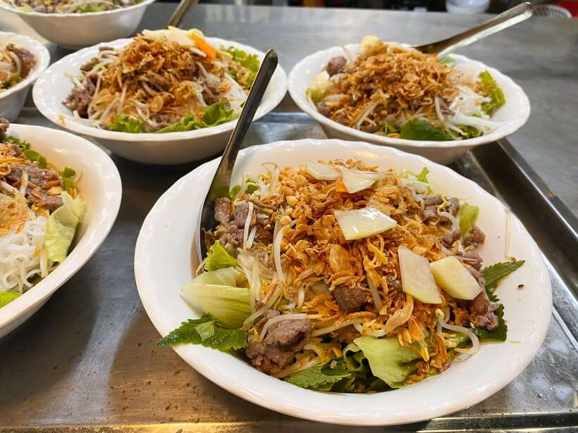 Hanoi: Vietnamese Street Food Tour with Egg Coffee - The opening stops: small portions, local rhythm
