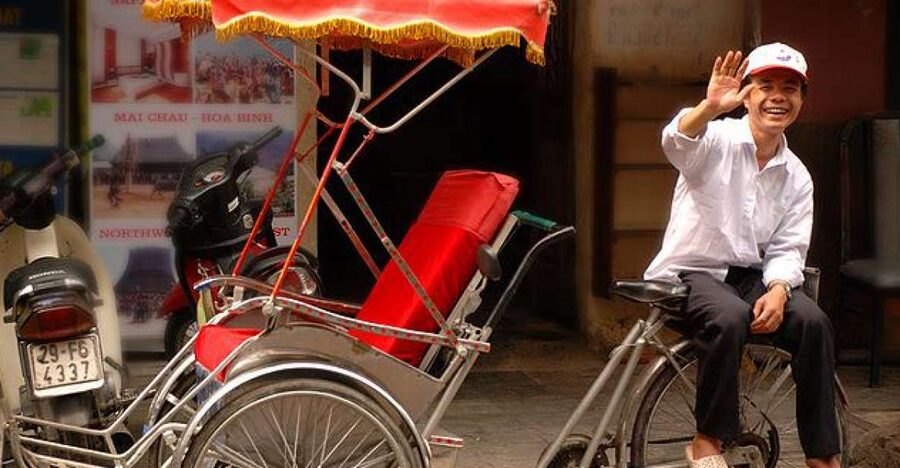 Hanoi Walking Street Food Tour & Cyclo Ride - Why Hanoi food works best as a walking tour